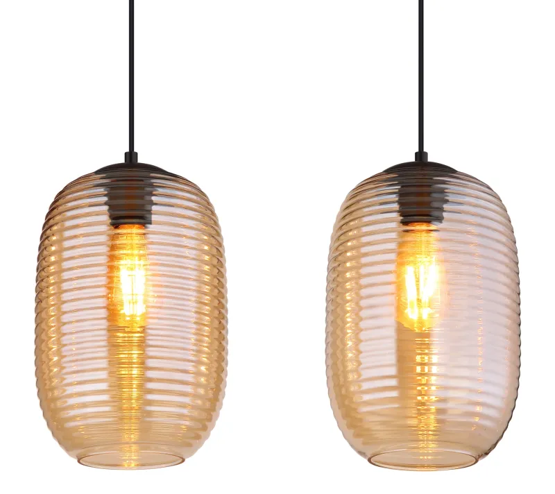 Jefrey 110cm Bernstein hängelampe Von Globo Lighting - Denna eleganta taklampa har en avl&aring;ng form och &auml;r utrustad med fyra rundade glaskupor i varm b&auml;rnstensf&auml;rg.