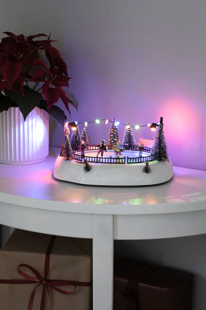 Mechanische Weihnachtsdekoration Mit Eisbahn 13cm Mehrfarbig Von Konstsmide - Transformator mit 1,8 m langem schwarzem USB-Kabel und Stecker im Lieferumfang enthalten.