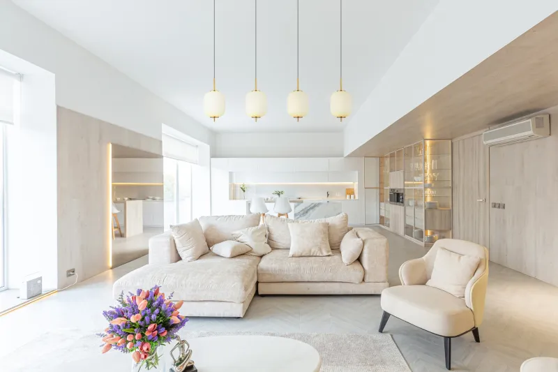 Ewald 95cm Messing hängelampe Von Globo Lighting - &nbsp;Lampan &auml;r tillverkad av en exklusiv kombination av m&auml;ssing, mattsvart metall och opalglas, vilket ger en sofistikerad och harmonisk k&auml;nsla.