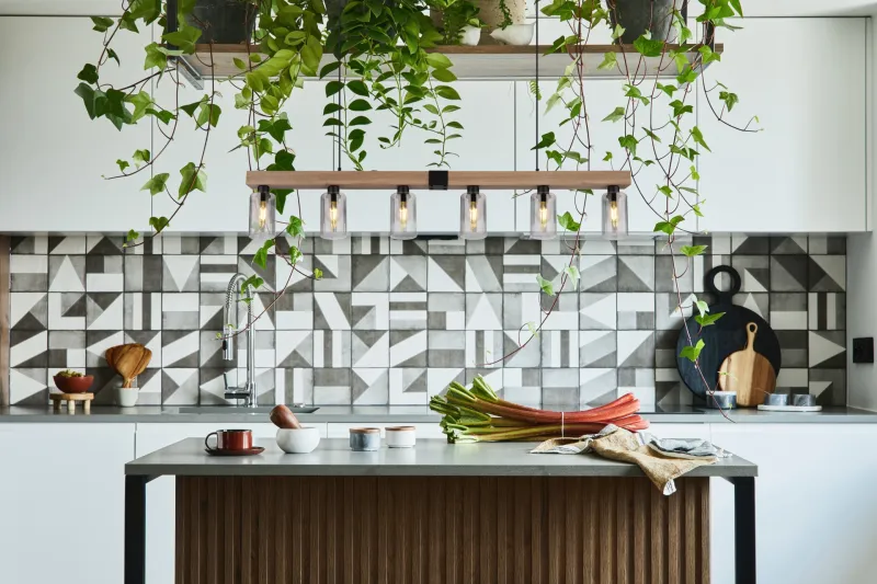 Hadera 140cm Natur hängelampe Von Globo Lighting - Lampan kombinerar funktionalitet med estetik och passar perfekt &ouml;ver matbordet eller i vardagsrummet.