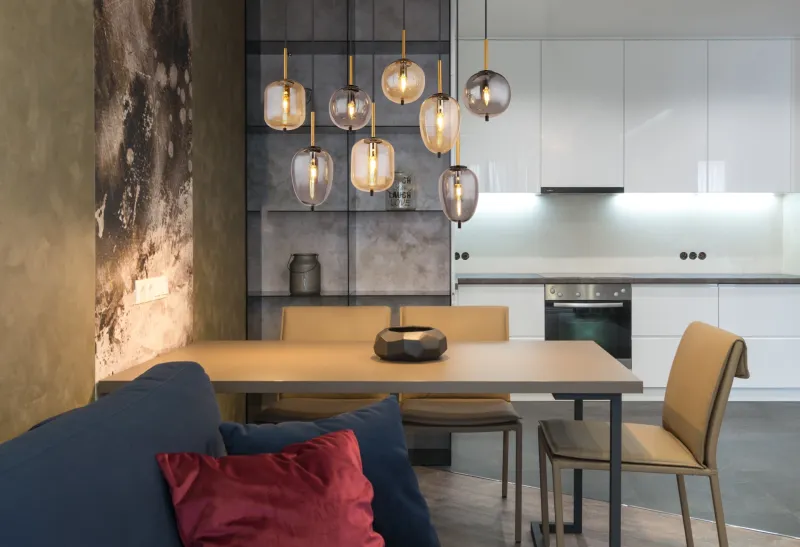 Blacky 102cm Bernstein hängelampe Von Globo Lighting - De &aring;tta r&ouml;k- och amberf&auml;rgade glasgloberna i olika former h&auml;nger fr&aring;n en svart, rektangul&auml;r takplatta och kan justeras upp till 120 cm fr&aring;n taket.