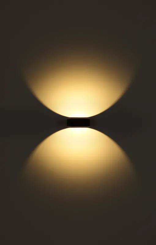 Slice Schwarz außenlampe Von Globo Lighting - Med sin halvcirkelformade design i matt svart aluminium ger den ett elegant intryck samtidigt som den &auml;r v&auml;dert&aring;lig.