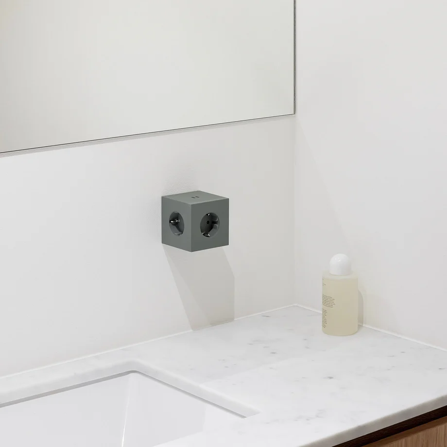 Square 2 Socket extender with 30W Dual USBC Grün Von Avolt - Steckdosenverl&auml;ngerung von Avolt im stylischen Design mit einem W&uuml;rfel aus recyceltem Kunststoff und einer Magnetplatte an der Unterseite zum Aufh&auml;ngen an der Wand.