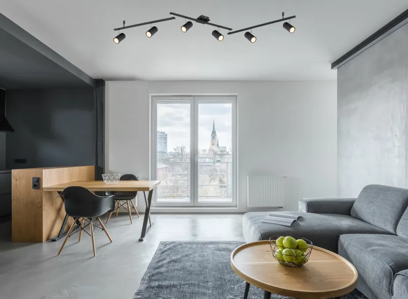 Robby 6 Schwarz spotlight Von Globo Lighting - Den best&aring;r av tre metallst&auml;nger, var och en utrustad med tv&aring; vridbara GU10-socklar med metallfinish.