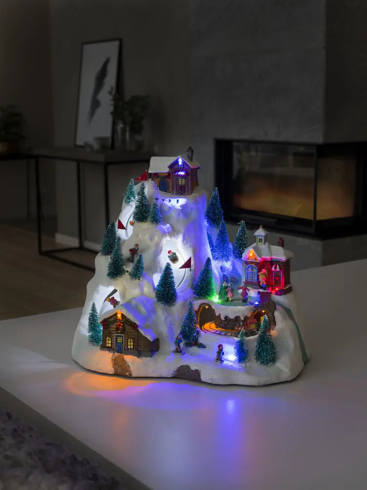 Mechanische Weihnachtsdekoration Mit Gebirgslandschaft 28cm Mehrfarbig Von Konstsmide - Transformator mit 1,8 m langem schwarzem Kabel und Stecker im Lieferumfang enthalten.