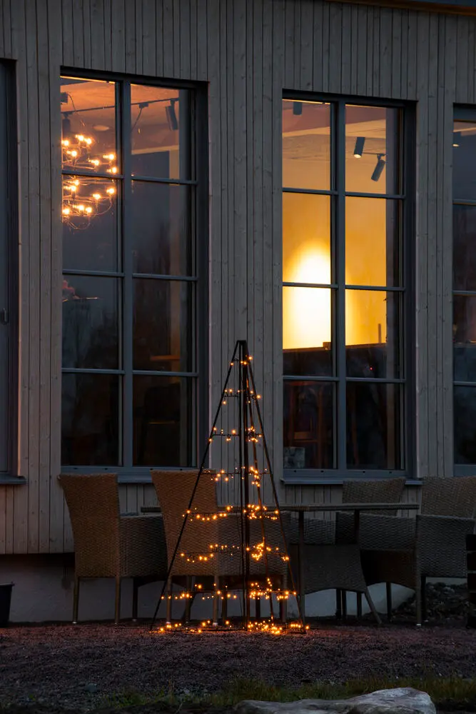 Metalldekoration Pyramide 150cm Schwarz Von Konstsmide - Mit 279 warmen bernsteinfarbenen LED-Lichtern verbreitet es einen eleganten Schein und schafft eine magische Atmosph&auml;re.