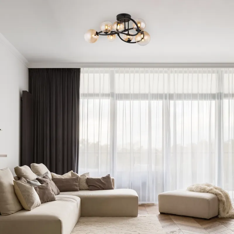 Tuberius Ø62 Bernstein deckenleuchte Von Globo Lighting - Lampan &auml;r tillverkad av mattsvart metall och &auml;r smyckad med 7st glas i en&nbsp;mjuk b&auml;rnstensf&auml;rgad ton, vilket skapar en st&auml;mningsfull ljusspridning.