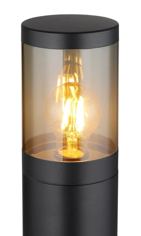 Xeloo 50cm Schwarz pollarleuchten Von Globo Lighting - Tillverkad i rostfritt st&aring;l med en r&ouml;kf&auml;rgad plastsk&auml;rm ger den ett mjukt och behagligt ljus.