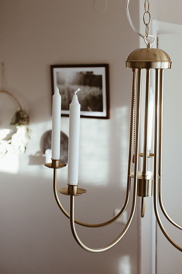 Jubilee Ø55 Mattes Messing hängelampe Von Aneta Lighting - Das elegante Design mit Platz für Kerzen verbreitet ein warmes und einladendes Licht und wird gleichzeitig zu einem schönen Dekorationselement im Innenraum.