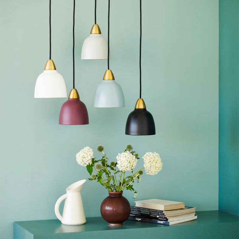 Urban Mini Ø15 Schwarz hängelampe Von Superliving - Trotz seiner geringeren Gr&ouml;&szlig;e bietet Urban Mini eine beeindruckende Lichtverteilung und macht sich &uuml;ber der K&uuml;chentheke ebenso gut wie in einer gem&uuml;tlichen Leseecke.