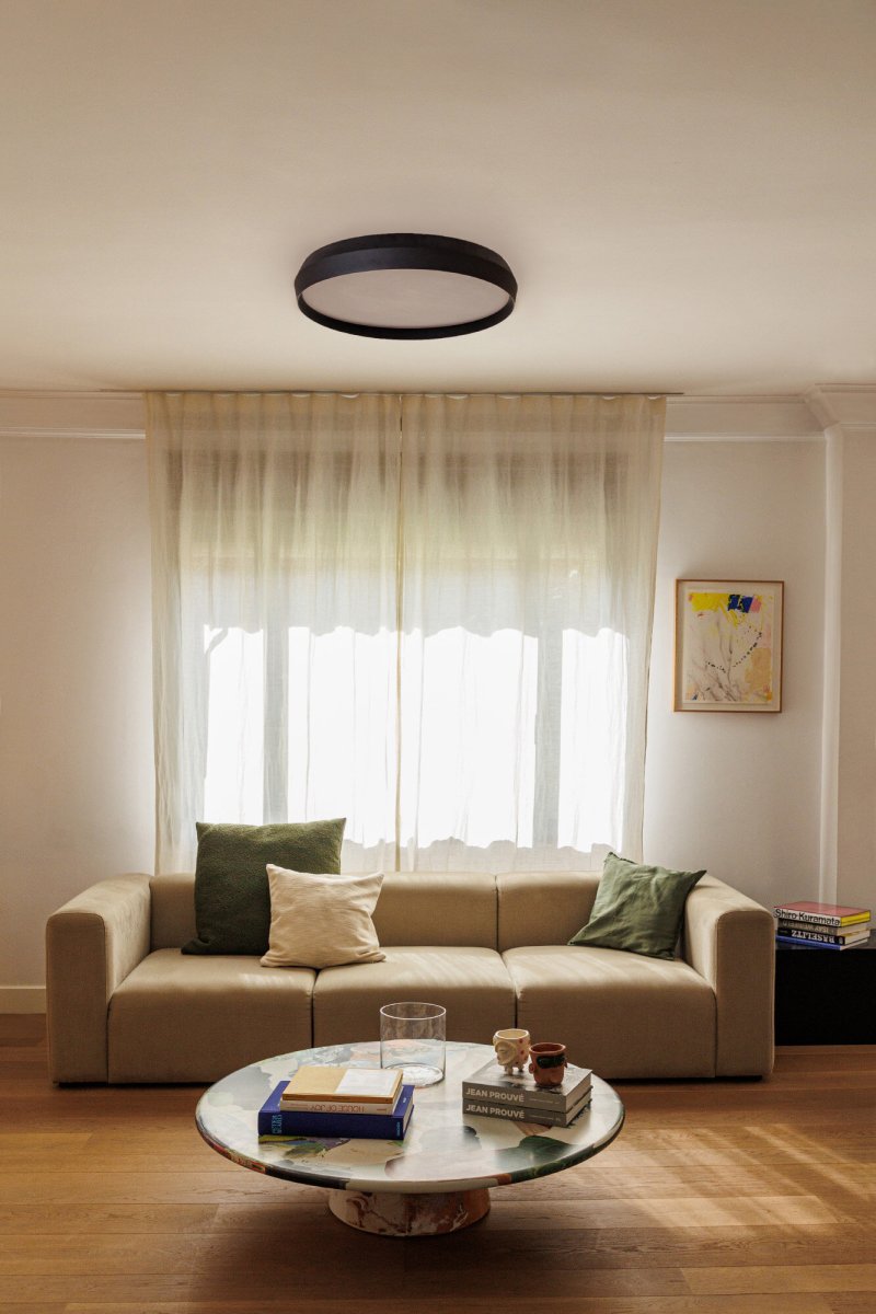 Shoku Ø60 Schwarz deckenleuchte Von Faro Barcelona - Die versenkte Lichtquelle sorgt f&uuml;r eine angenehme und blendfreie Allgemeinbeleuchtung, w&auml;hrend das Licht einen einzigartigen inneren Glanz erzeugt.