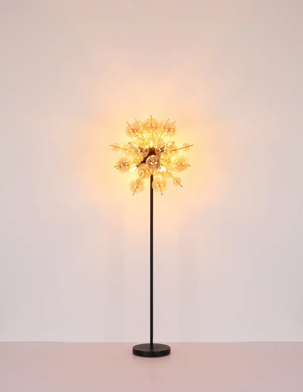 Udo Bernstein stehlampe Von Globo Lighting - Ge ditt hem en modern och extravagant touch med Udo golvlampa &ndash; en perfekt kombination av design, funktion och atmosf&auml;riskt ljus.
