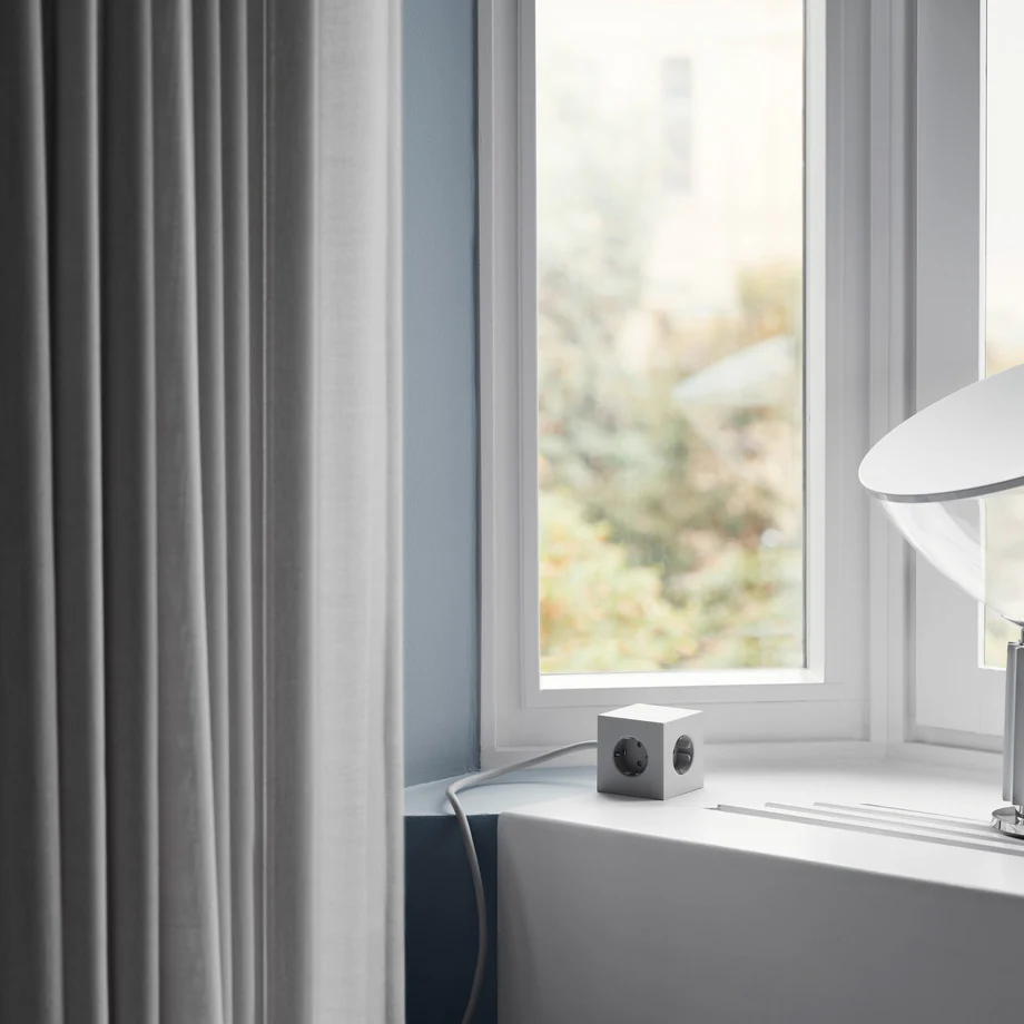 Square 1 with 30W Dual USBC & Magnetic base, 3m Grau Von Avolt - Steckdosenleiste von Avolt im stylischen Design mit langem PVC-Kabel, einem W&uuml;rfel aus recyceltem Kunststoff und einer Magnetplatte an der Unterseite zum Aufh&auml;ngen an der Wand.