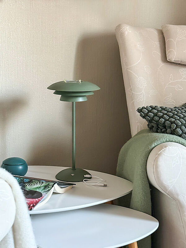 Epsilon 37cm Grün tragbare Von Aneta Lighting - Epsilon ist eine elegante, tragbare Tischleuchte f&uuml;r den Innenbereich mit zeitlosem Design und dezent am Fu&szlig; angebrachtem Touch-Dimmer.