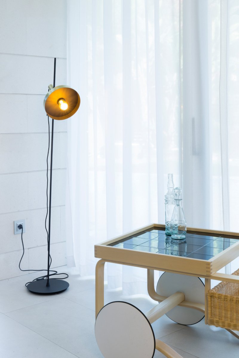 Whizz Gold stehlampe Von Faro Barcelona - Whizz ist Teil einer Designserie mit passenden Leuchten &ndash; ideal f&uuml;r durchdachte Einrichtungsprojekte.