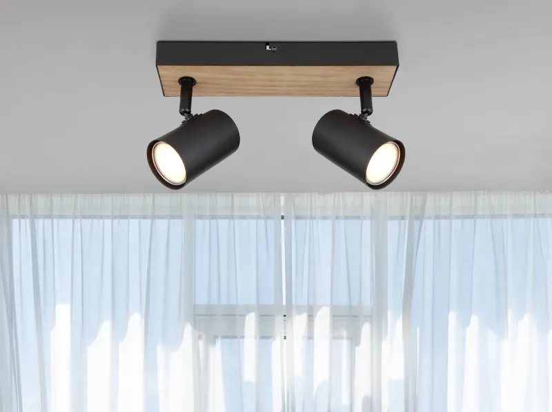 Robby 2 Natur spotlight Von Globo Lighting - Robby &auml;r en&nbsp;stilren&nbsp;takspotlight som imponerar med sin eleganta design i mattsvart metall och MDF i tr&auml;-look.