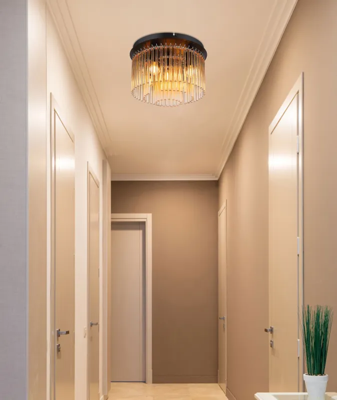 Gorley Ø32 Bernstein deckenleuchte Von Globo Lighting - Dess design imponerar med en stilfull kombination av mattsvart metall och dekorativa stavar i klart och amberf&auml;rgat glas.