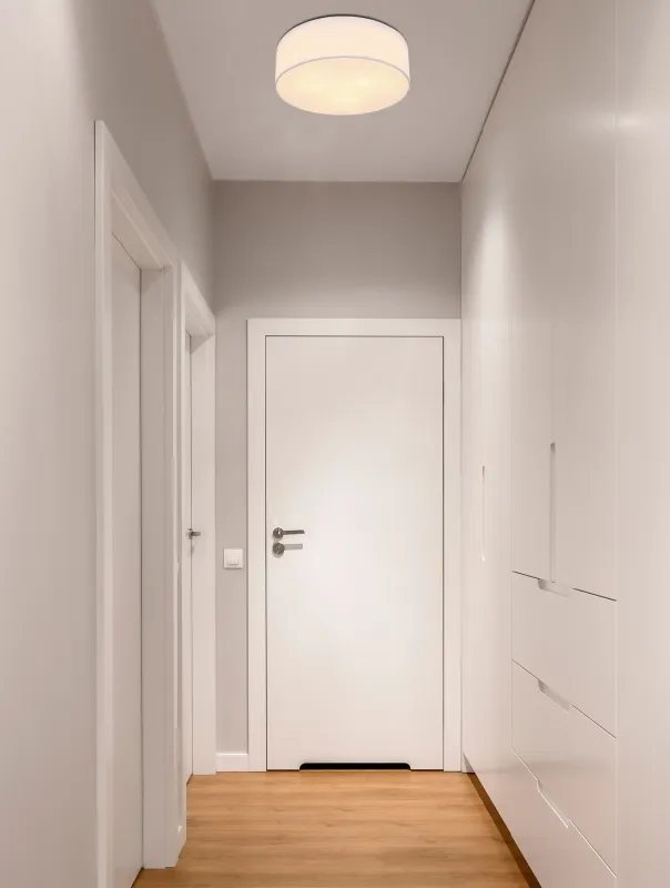 Ava Ø44 Weiß deckenleuchte Von Globo Lighting - Den vackra sk&auml;rmen kl&auml;dd i vackert sandf&auml;rgat textil, vilket g&ouml;r lampan l&auml;tt att kombinera med olika inredningsstilar.