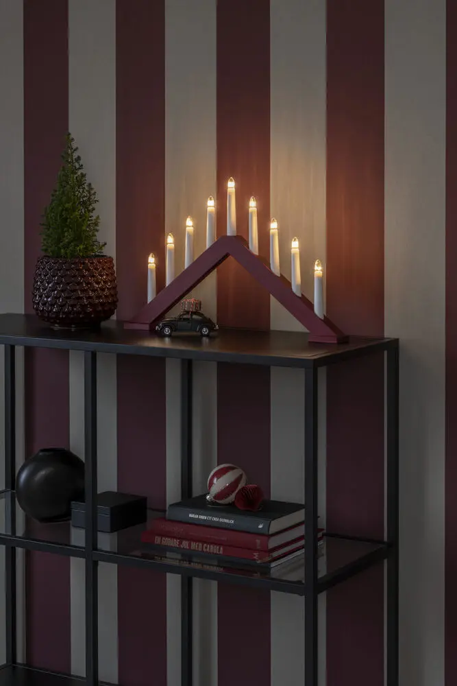 Candelabra 9 Lights Mattes Dunkelrot Von Konstsmide - Die klassische Dreiecksform mit neun Kerzen sorgt f&uuml;r einen warmen und stimmungsvollen Schein, der die Adventszeit versch&ouml;nert.