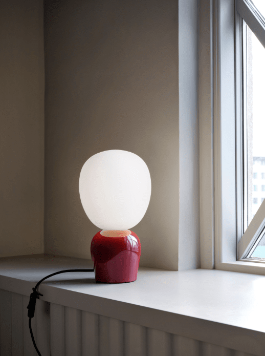 Buddy 34cm Burgund tischlampe Von Belid - Mit ihrem gleichm&auml;&szlig;igen Licht und dem raffinierten Design f&uuml;gt sich Buddy harmonisch in jedes Zuhause ein &ndash; ein Begleiter, der Licht und Charakter &uuml;ber Generationen hinweg verbreitet.