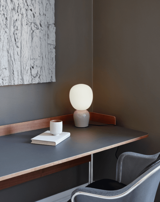 Buddy 34cm Greige tischlampe Von Belid - Mit ihrem gleichm&auml;&szlig;igen Licht und dem raffinierten Design f&uuml;gt sich Buddy harmonisch in jedes Zuhause ein &ndash; ein Begleiter, der &uuml;ber Generationen hinweg Licht und Charakter verbreitet.