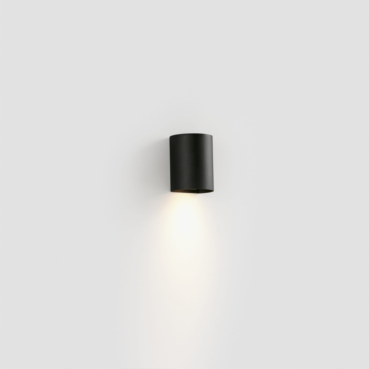 Sole 10cm Schwarz wandlampe Von Faro Barcelona - Sole ist eine schwarze Wandleuchte mit glatter Oberfl&auml;che, die Funktion und Form in einem kompakten Format vereint.