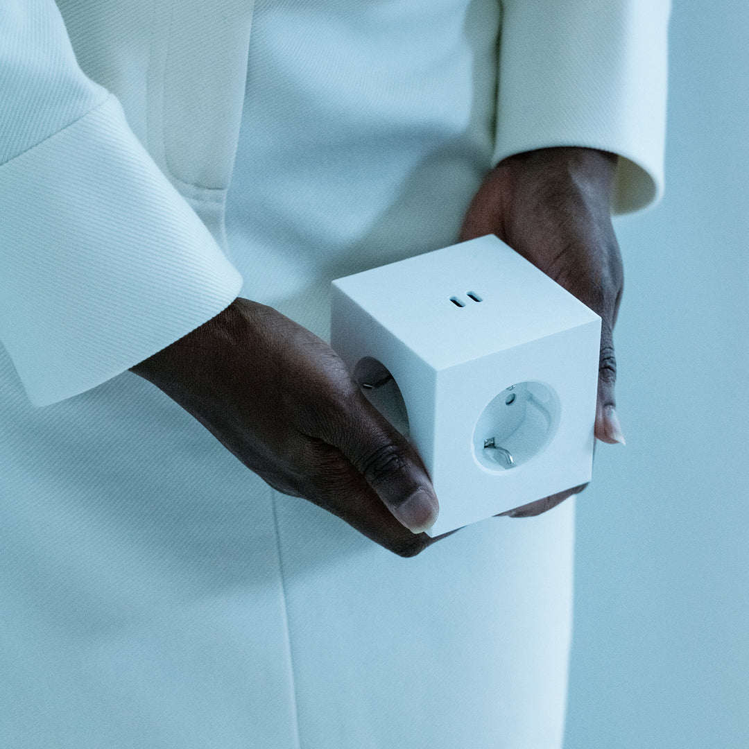 Square 2 Socket extender with 30W Dual USBC, Martinelli Luce edition Weiß Von Avolt - Steckdosenverl&auml;ngerung von Avolt im stylischen Design mit einem W&uuml;rfel aus recyceltem Kunststoff und einer Magnetplatte an der Unterseite zum Aufh&auml;ngen an der Wand.