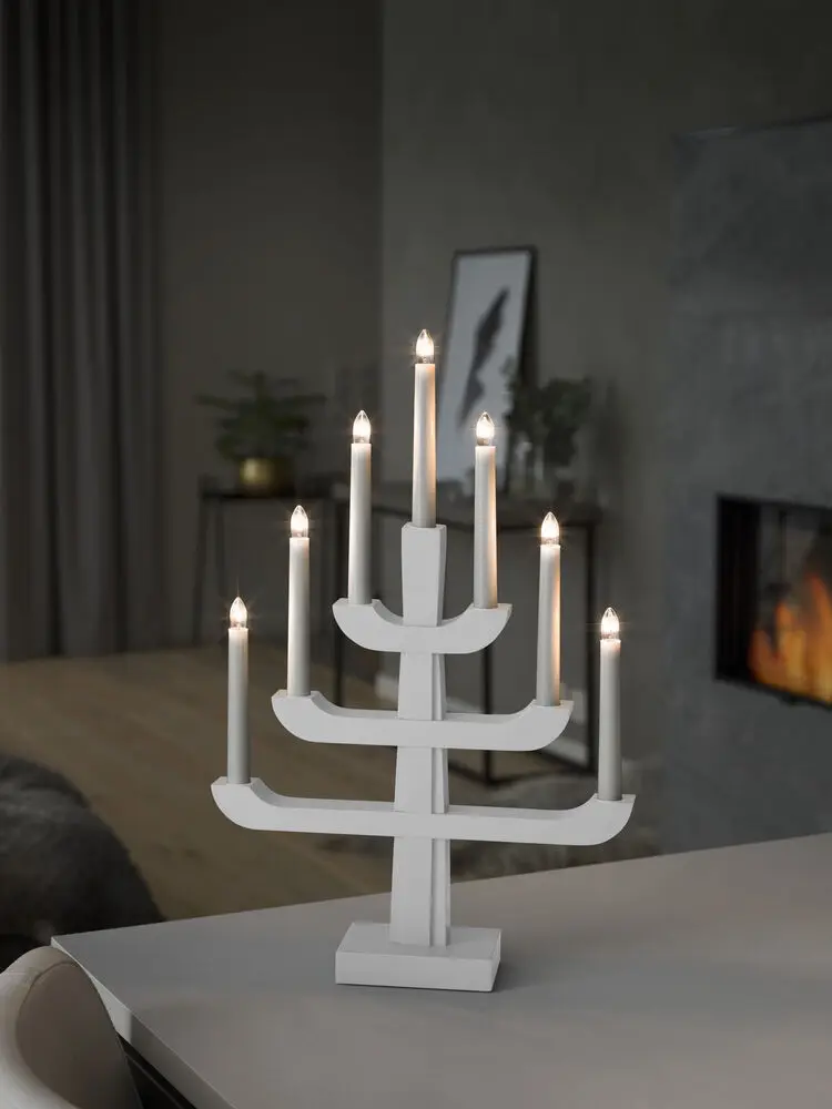 Candelabra 7 Lights Weiß Von Konstsmide - Mit seinen drei stilvollen Ebenen und sieben warmwei&szlig;en Lichtern verbindet es klassischen Charme mit modernem Design.