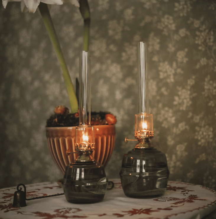 Kerosene Lamp Majken Big Grün Von Strömshaga - Brennerrohre aus Klarglas und Brenner aus Messing.