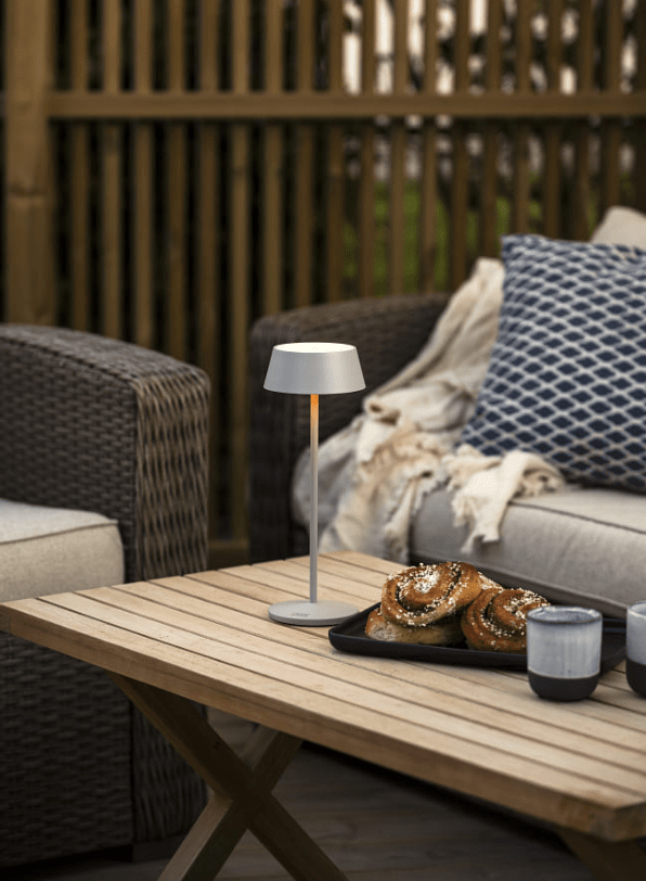 Menton 30cm Grau tragbare Von Konstsmide - Die Lampe ist mit einem Touch-Dimmer ausgestattet, mit dem sich Helligkeit und Farbtemperatur von warmgelbem Licht bis hin zu warmweißem Licht einstellen lassen.