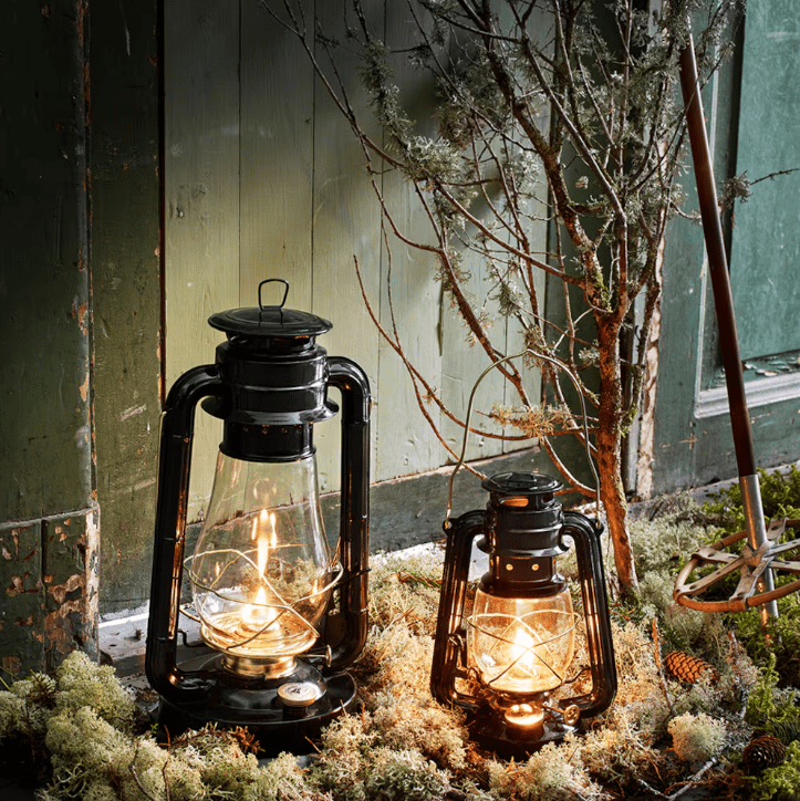 Storm Lantern big Schwarz Von Strömshaga - Gro&szlig;e Sturmlaterne/Petroleumlampe in Schwarz mit Messingdetails.