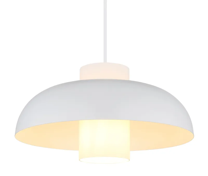 Lowe Ø38 Weiß hängelampe Von Globo Lighting - Den runda sk&auml;rmen i mattvit metall ger ett elegant och tidl&ouml;st uttryck, medan den cylinderformade sk&auml;rmen i opalglas sprider ett mjukt och behagligt ljus.