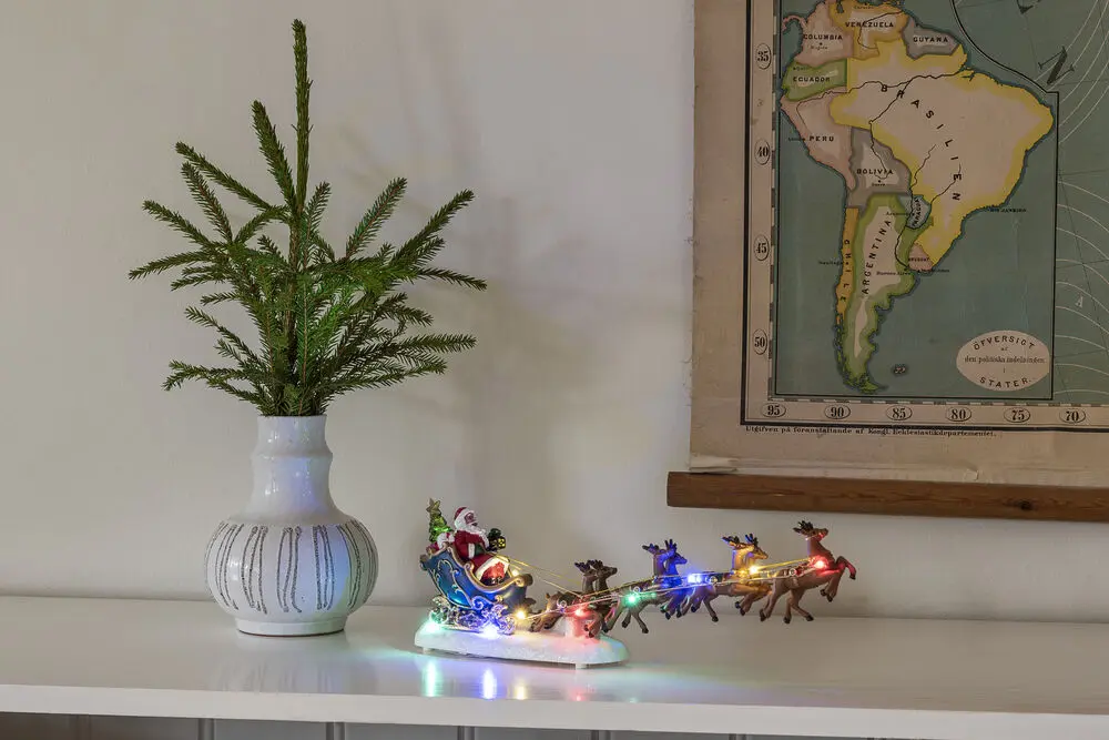 Weihnachtsmann Mit Rentieren 14cm Mehrfarbig Von Konstsmide - Elegante Weihnachtsdekoration mit Weihnachtsmann im Schlitten und Rentieren, beleuchtet von bunten LED-Lichtern.