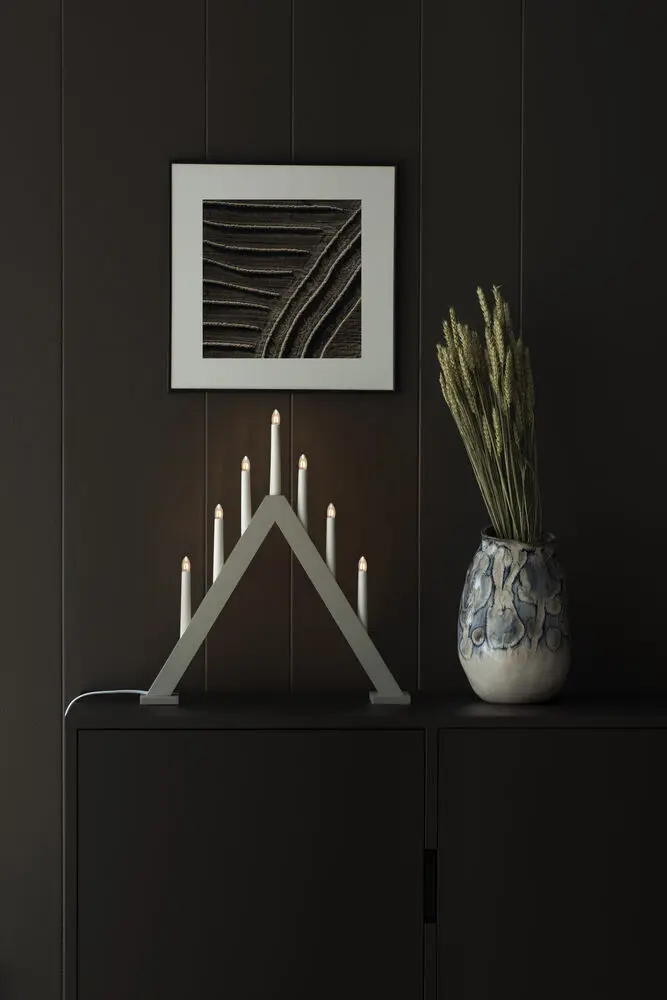 Candelabra 7 Lights Grau Von Konstsmide - Schaffen Sie eine stilvolle und moderne Weihnachtsatmosph&auml;re mit diesem eleganten Adventsleuchter aus grau lackiertem Holz.