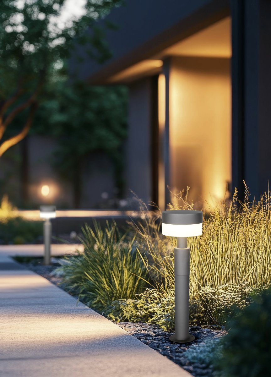 Mackenzie 50cm Anthrazit pollarleuchten Von Trio Lighting - Mit der Schutzart IP54 ist es perfekt für nordisches Klima geeignet – sowohl funktional als auch dekorativ das ganze Jahr über.