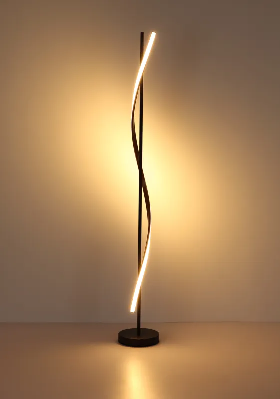 Watkins Schwarz stehlampe Von Globo Lighting - Den mattsvarta metallstommen omsluts av en stilren, rak st&aring;ng med en integrerad LED-list som sprider ett mjukt och j&auml;mnt ljus.
