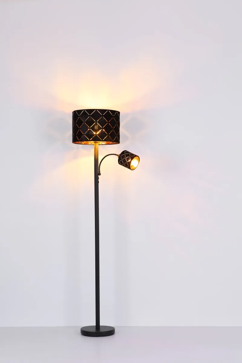 Sunna Schwarz stehlampe Von Globo Lighting - Den runda stommen i h&ouml;gkvalitativ svart metall ger stabilitet och tidl&ouml;s charm, medan den svarta lampsk&auml;rmen i sammet med dekorativa utsk&auml;rningar tillf&ouml;r en lyxig k&auml;nsla och skapar ett fascinerande ljusspel.