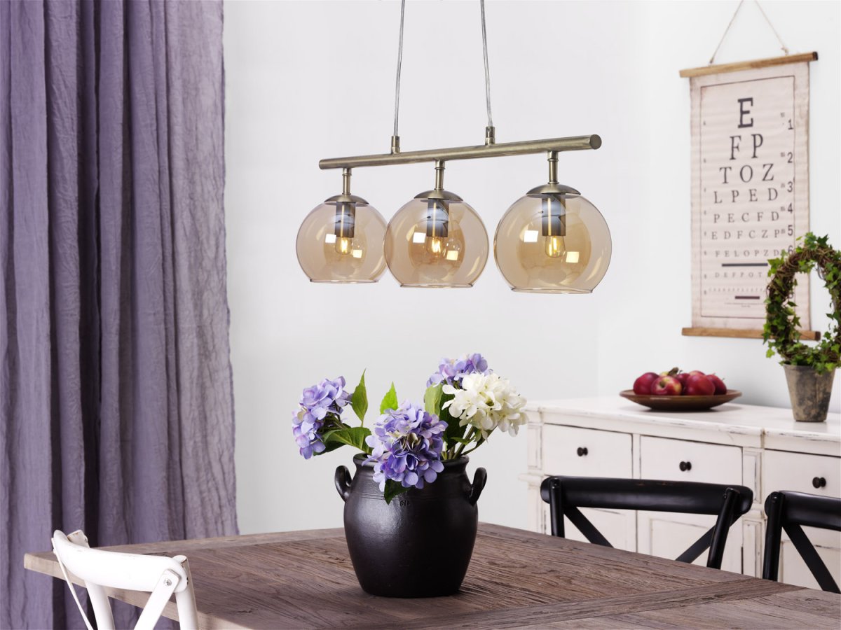 Capella 70cm Antikes Messing hängelampe Von Cottex - Capella-Deckenleuchte mit drei bernsteinfarbenen Glaskugeln und elegantem antikem Messing-Finish.