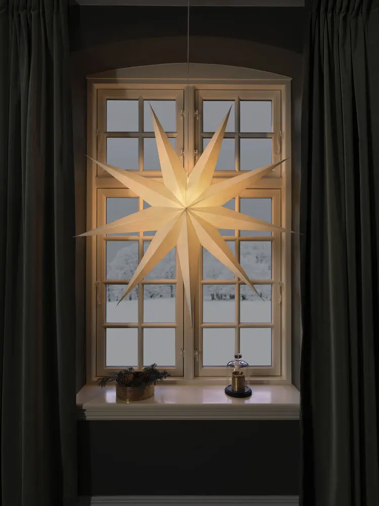 Papierstern Ø115 Weiß Von Konstsmide - Mit seinem stilvollen Design und dem sanften Licht verbreitet es eine ruhige und heimelige Weihnachtsstimmung.