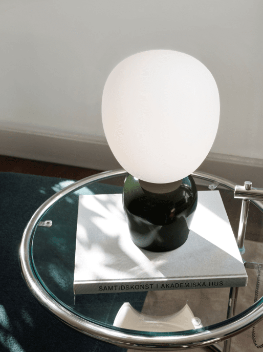 Buddy 34cm Grün tischlampe Von Belid - Mit ihrem gleichm&auml;&szlig;igen Licht und dem raffinierten Design f&uuml;gt sich Buddy harmonisch in jedes Zuhause ein &ndash; ein Begleiter, der Licht und Charakter &uuml;ber Generationen hinweg verbreitet.