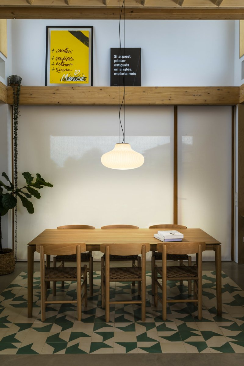 Isabelle Ø50 Weiß hängelampe Von Faro Barcelona - Das opalwei&szlig;e Glas verbreitet ein warmes und angenehmes Licht, w&auml;hrend die Oberfl&auml;che mit Schatten spielt und einen lebendigen Ausdruck erzeugt.