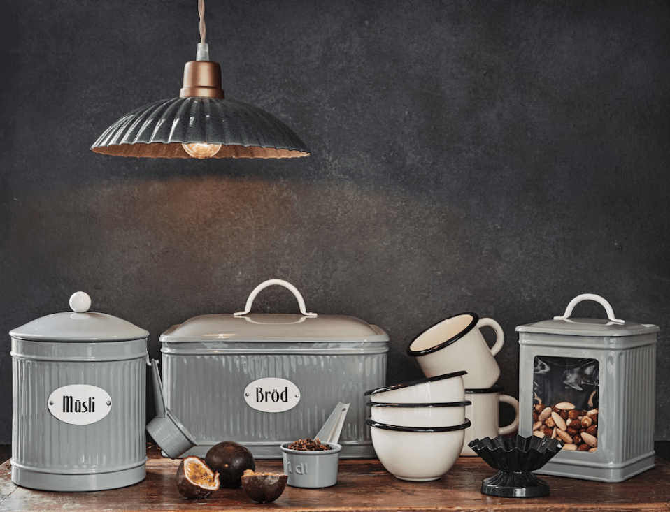 Ingrid Groß Ø24 Grün fensterlampe Von Strömshaga - Dunkelgr&uuml;ne Deckenlampe aus Blech mit plissiertem Schirm und naturfarbenem gedrehtem Textilkabel.