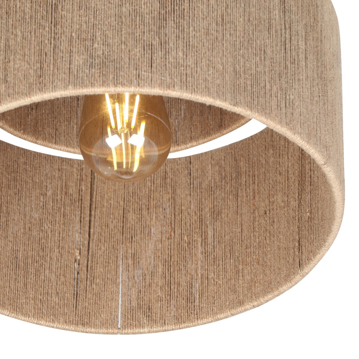Smilla Ø30 Natur deckenleuchte Von Trio Lighting - Mit ihrer eleganten Kombination aus nat&uuml;rlicher Jute und mattschwarzem Metall verbindet Smilla rustikalen Charme mit modernem Design &ndash; ein perfektes Detail f&uuml;r ein stilvolles und harmonisches Interieur.