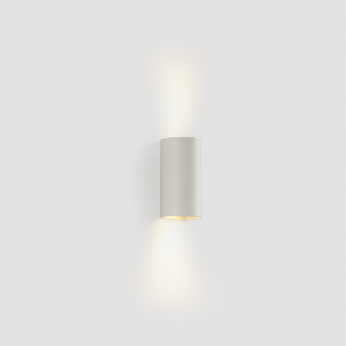 Sole 15cm Weiß wandlampe Von Faro Barcelona - Erh&auml;ltlich in zwei Gr&ouml;&szlig;en und mit ein- oder zweiseitiger Lichtverteilung, eignet sie sich ideal f&uuml;r Flure und kleinere R&auml;ume.