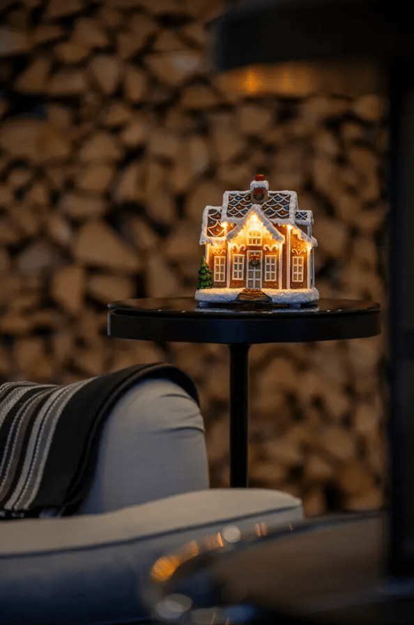 Lebkuchenhaus LED 17cm Braun Von Konstsmide - Stromversorgung &uuml;ber 3 AA-Batterien (nicht im Lieferumfang enthalten) oder mit dem mitgelieferten USB-Kabel.