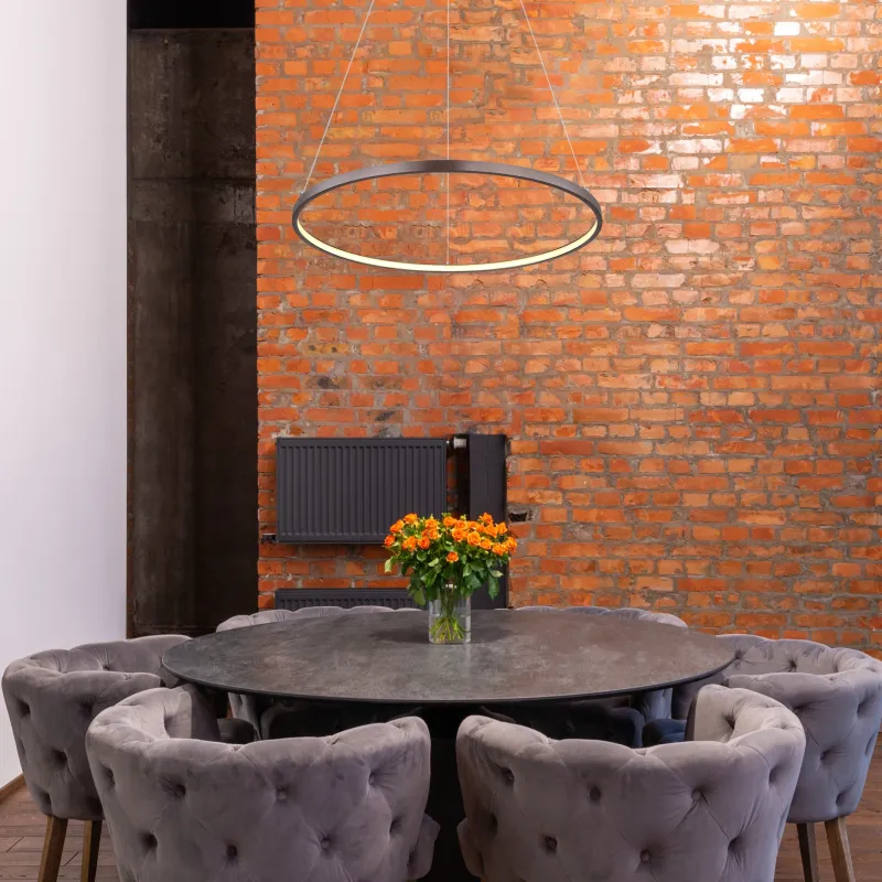 Ralph Ø60 Braun hängelampe Von Globo Lighting - Med en diameter p&aring; 60 cm och en h&ouml;jd p&aring; 120 cm blir den en stilfull blickf&aring;ngare.