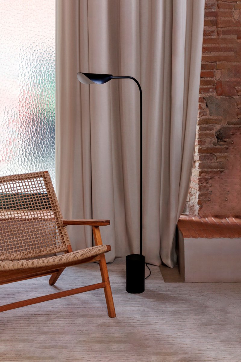 Liggera Schwarz stehlampe Von Faro Barcelona - Dank ihrer Leichtigkeit und stilvollen &Auml;sthetik f&uuml;gt sich Liggera in jede Umgebung ein &ndash; vom modernen Zuhause bis zum kreativen Arbeitsbereich &ndash; und verleiht ihr einen ruhigen, ausgewogenen Ausdruck.