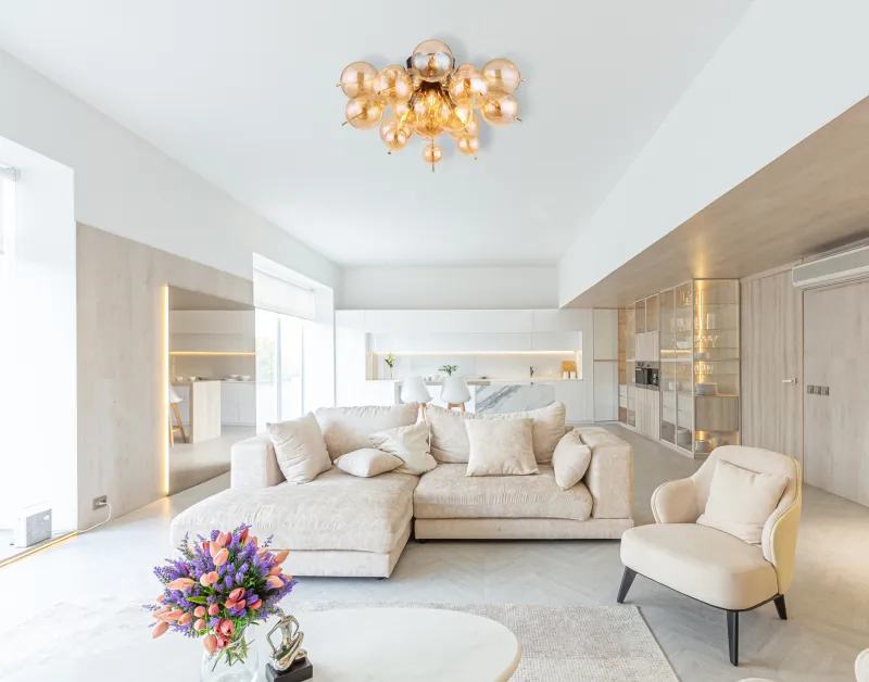 Udo Ø55 Bernstein deckenleuchte Von Globo Lighting - Dess unika design utm&auml;rks av en rund form d&auml;r guldf&auml;rgade metallstavar elegant sammanl&auml;nkas med varmt b&auml;rnstensf&auml;rgade glasklot i olika storlekar.