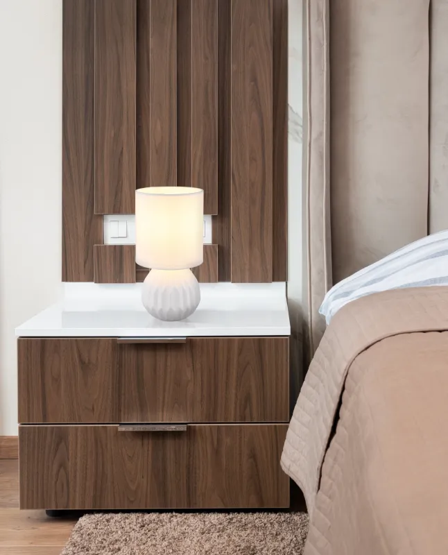 Sylas 23cm Weiß tischlampe Von Globo Lighting - Den rundade keramiska basen i elegant vitt och den matchande cylindriska textilsk&auml;rmen skapar en harmonisk och modern estetik.