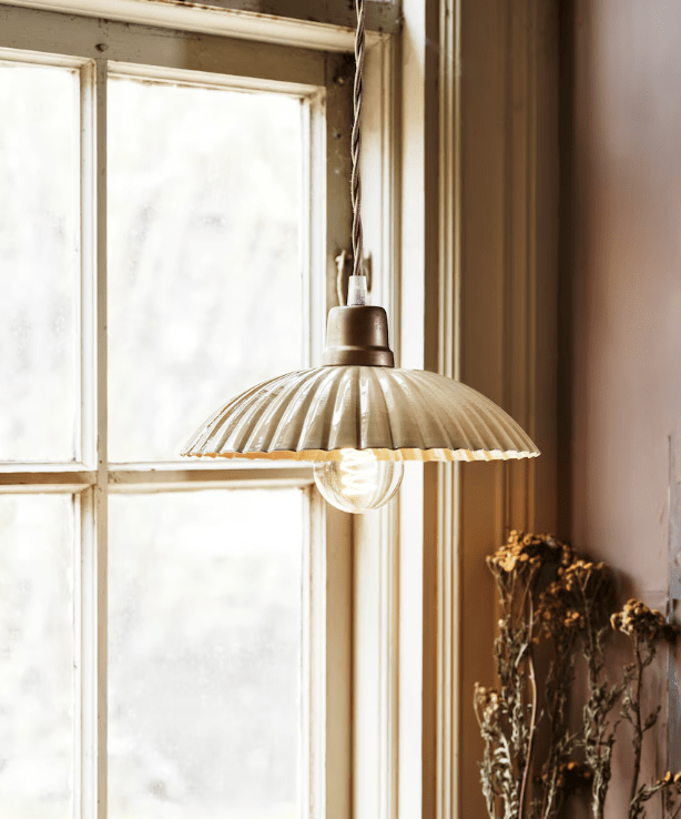 Ingrid Groß Ø24 Beige fensterlampe Von Strömshaga - Beige Deckenleuchte aus Blech mit plissiertem Schirm und naturfarbenem gedrehtem Textilkabel.